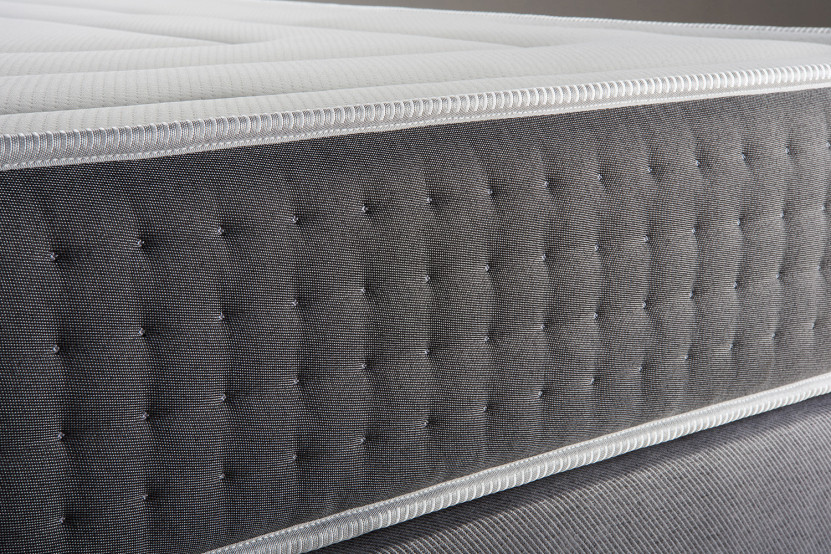 Pack lit complet 180x200 cm - Matelas + Sommier Gris (en kit) + 2 oreillers + Couette - Vingt-Six