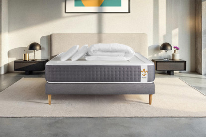 Pack lit complet 140x190 cm - Matelas + Sommier Gris (en kit) + 2 oreillers + Couette - Vingt-Six