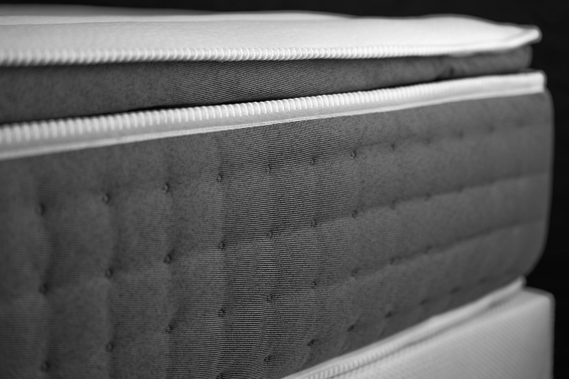 Pack lit complet 200x200 cm - Matelas + Sommier Blanc (en kit) + 2 oreillers + Couette - Vingt-Six PLUS
