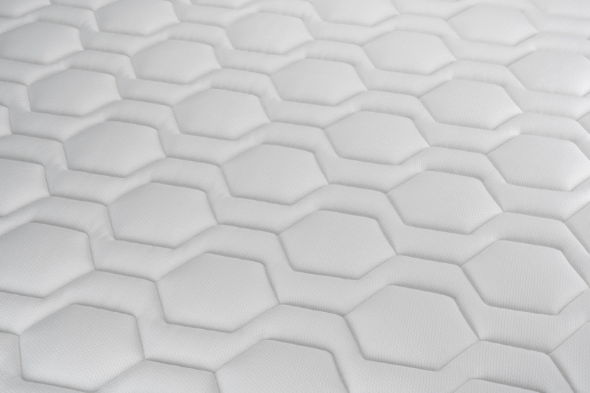 Pack lit complet 160x200 cm - Matelas + Sommier Noir (en kit) + 2 oreillers + Couette - Vital Spa