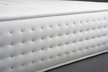Pack lit complet 160x200 cm - Matelas + Sommier Blanc (en kit) + 2 oreillers + Couette - Vingt-Quatre